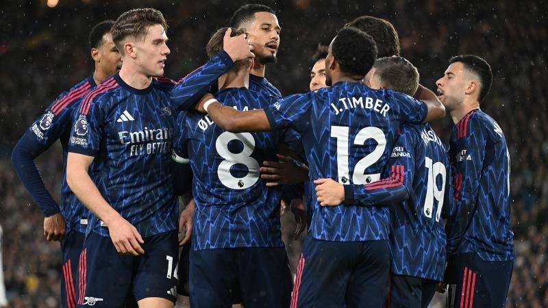 詹姆斯在节目中的言论引发争议，名嘴怒斥其不尊重前辈